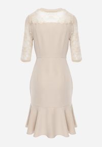 Renee - Beżowa Sukienka VICES o Taliowanym Kroju z Rękawami z Koronki Metirei. Kolor: beżowy. Materiał: koronka. Wzór: koronka. Styl: elegancki #7