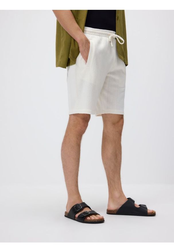 Reserved - Strukturalne szorty regular - złamana biel. Materiał: bawełna, dzianina
