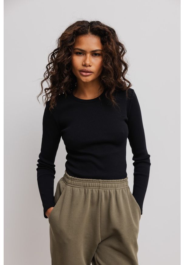 Marsala - Dopasowany top z długim rękawem w kolorze BLACK - MOODY-S. Materiał: elastan, dzianina, prążkowany, bawełna, materiał. Długość rękawa: długi rękaw. Długość: długie