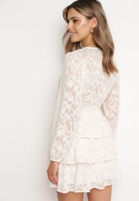 Born2be - Jasnobeżowa Rozkloszowana Sukienka Mini z Marszczeniami i Falbankami Lanevin. Typ kołnierza: kołnierz z falbankami. Kolor: beżowy. Długość: mini #3
