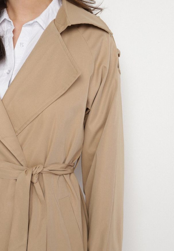 Born2be - Beżowy Długi Płaszcz Trencz Dwurzędowy z Paskiem w Talii Cadenite. Typ kołnierza: kolnierz wykładany. Kolor: beżowy. Długość: długie