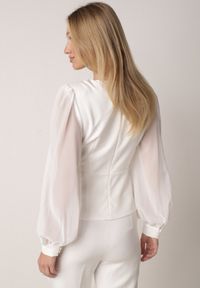 Born2be - Biała Bluzka Kopertowa VICES z Dekoltem V Bufiastymi Rękawkami i Zaakcentowanymi Ramionami Tine. Okazja: na co dzień, na komunię. Typ kołnierza: dekolt w kształcie V. Kolor: biały. Materiał: jeans. Długość rękawa: krótki rękaw. Styl: casual, elegancki #4