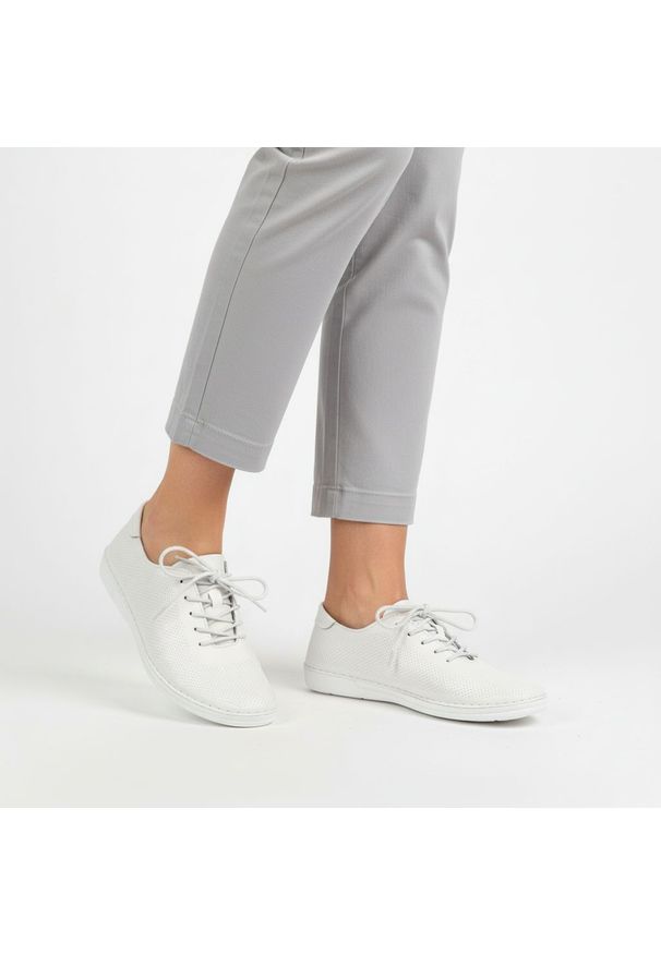 Półbuty damskie S.Barski, lekka konstrukcja perforowana cholewka sznurowanie elastyczna podeszwa miękkie wnętrze, białe, LR61-7079. Zapięcie: sznurówki. Kolor: biały. Materiał: jeans. Szerokość cholewki: normalna. Sezon: wiosna, lato. Styl: klasyczny, sportowy