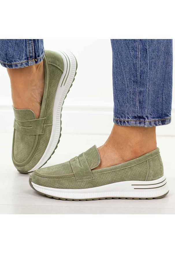 Zielone skórzane mokasyny damskie Filippo Dp6750/26. Okazja: na co dzień. Nosek buta: okrągły. Kolor: zielony. Materiał: skóra. Szerokość cholewki: normalna. Sezon: wiosna, lato, jesień. Styl: casual, klasyczny, elegancki