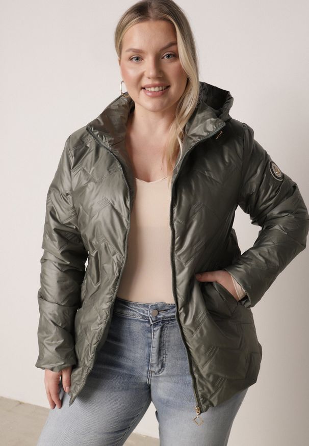 Born2be - Zielona Pikowana Kurtka Przejściowa o Prostym Kroju z Kapturem Vimoris. Okazja: na spacer, na co dzień. Typ kołnierza: kaptur. Kolekcja: plus size. Kolor: zielony. Materiał: poliester, jeans. Styl: casual, elegancki