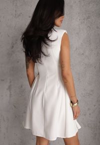 Renee - Biała Rozkloszowana Sukienka Bez Rękawów z Odpinanymi Aplikacjami w Pasie Maridina. Okazja: na imprezę. Kolor: biały. Długość rękawa: bez rękawów. Wzór: aplikacja. Styl: elegancki #5