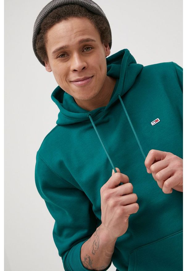 Tommy Jeans Bluza męska kolor zielony z kapturem gładka. Okazja: na co dzień. Typ kołnierza: kaptur. Kolor: zielony. Materiał: bawełna, dzianina. Wzór: gładki. Styl: casual
