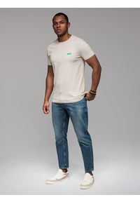 Ombre Clothing - Męski t-shirt bawełniany z zieloną naszywką na piersi – złamana biel V5 - Rozmiar: M. Kolor: biały. Materiał: bawełna. Wzór: aplikacja. Styl: klasyczny, sportowy #5