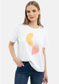 Volcano - T-shirt z nadrukiem, Comfort Fit, T-LASH. Kolor: biały. Materiał: materiał, bawełna, elastan, skóra. Długość rękawa: krótki rękaw. Długość: krótkie. Wzór: nadruk. Styl: klasyczny #1