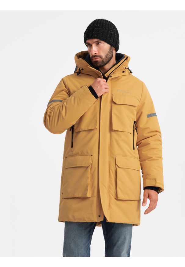 Ombre Clothing - Długa ocieplana męska kurtka z odblaskowymi elementami – żółta V2 - Rozmiar: XXL. Typ kołnierza: kołnierzyk stójkowy, kaptur. Kolor: żółty. Materiał: guma, syntetyk, poliester, materiał. Długość: długie. Wzór: aplikacja, nadruk