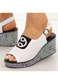 Białe skórzane sandały damskie na koturnie S.Barski 7014. Okazja: na co dzień. Nosek buta: okrągły. Zapięcie: pasek. Kolor: biały. Wzór: aplikacja. Materiał: skóra. Sezon: wiosna, lato. Obcas: na koturnie. Styl: elegancki, casual #1