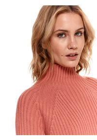 TOP SECRET - Pudełkowy damski sweter z golfem. Typ kołnierza: golf. Kolor: różowy. Materiał: materiał, prążkowany. Długość: długie. Sezon: zima #5