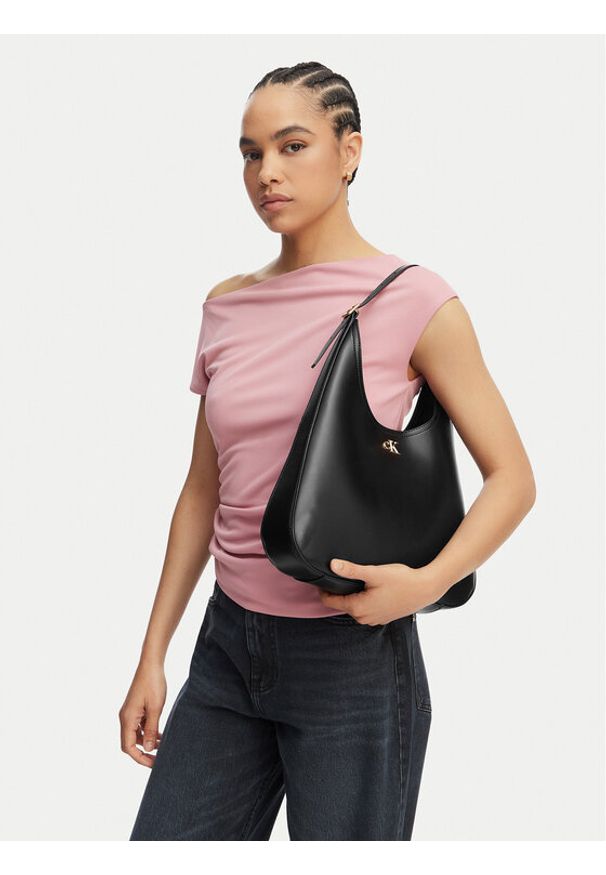 Calvin Klein Torebka Ck Medium Shoulder Bag LV04F3522G Czarny. Kolor: czarny. Materiał: skórzane
