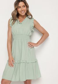 Born2be - Jasnozielona Sukienka z Wiskozą o Rozkloszowanym Kroju Bez Rękawów Folerose. Typ kołnierza: dekolt w serek. Kolor: zielony. Materiał: wiskoza. Długość rękawa: bez rękawów. Sezon: wiosna, lato. Typ sukienki: rozkloszowane. Styl: elegancki #1
