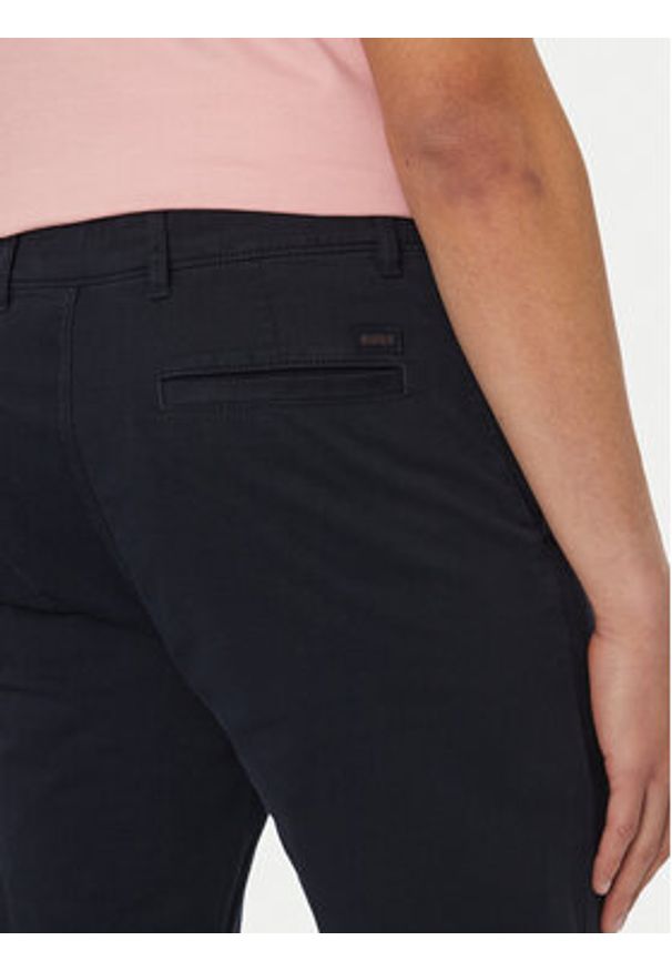 BOSS Chinosy 50534378 Granatowy Regular Fit. Kolor: niebieski. Materiał: bawełna