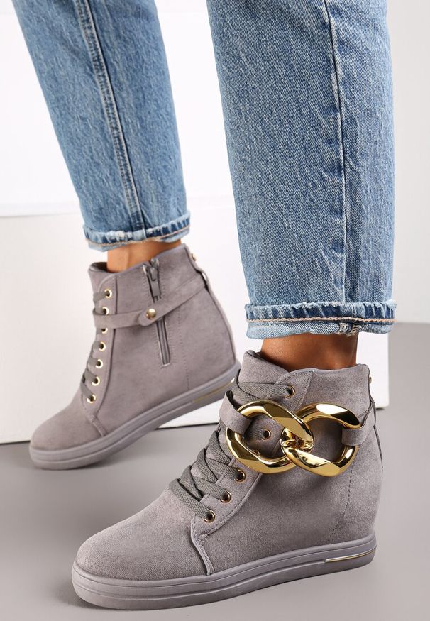 Renee - Szare Botki na Ukrytym Koturnie z Łańcuchem Mavenro. Kolor: szary. Materiał: jeans, skóra. Szerokość cholewki: normalna. Obcas: na koturnie. Styl: elegancki