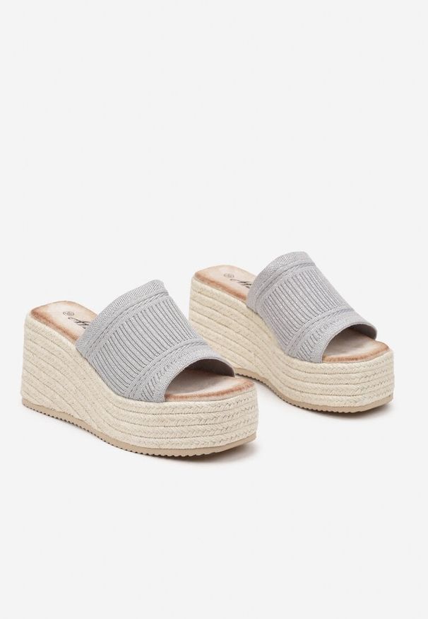 Renee - Szare Klapki na Koturnie w Stylu Boho z Tłoczoną Cholewką Neorwynne. Okazja: na spacer. Kolor: szary. Sezon: lato. Obcas: na koturnie. Styl: boho