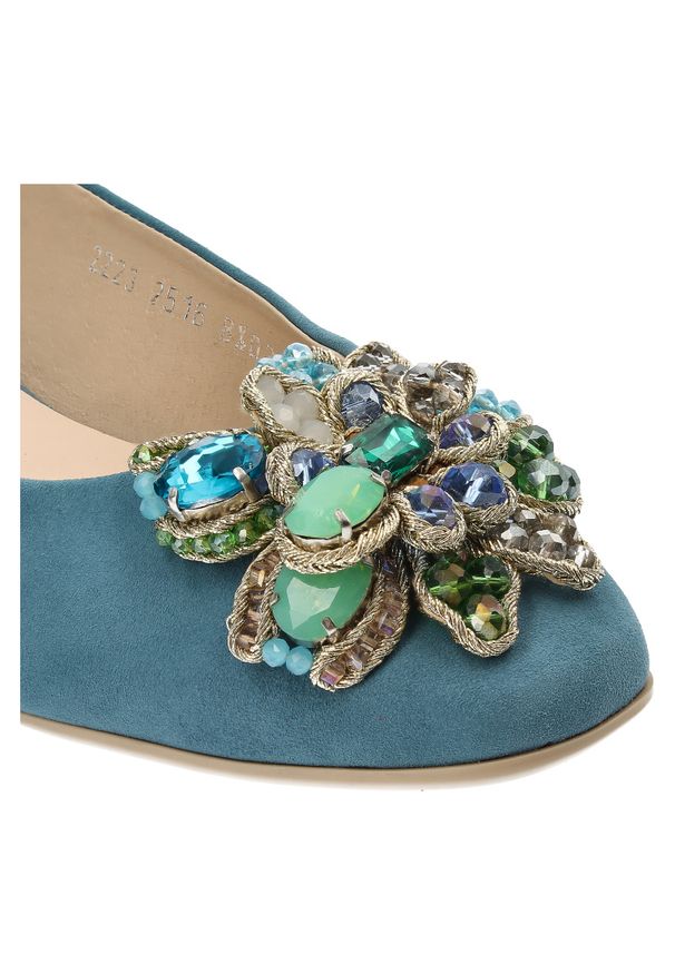 Turkusowe Sandały Armodo Eleganckie Obuwie Damskie. Okazja: na co dzień. Kolor: niebieski. Materiał: welur, zamsz. Wzór: aplikacja, kwiaty. Obcas: na obcasie. Styl: elegancki. Wysokość obcasa: niski