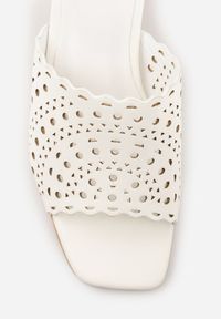 Renee - Białe Ażurowe Klapki na Słupkowym Obcasie z Kwadratowym Noskiem Lumetia. Nosek buta: otwarty. Kolor: biały. Materiał: skóra. Wzór: ażurowy. Sezon: lato. Obcas: na obcasie. Wysokość obcasa: średni #7