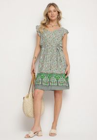 Born2be - Zielona Wiskozowa Sukienka o Rozkloszowanym Kroju z Wiązanym Paskiem Sepona. Okazja: na co dzień. Typ kołnierza: dekolt w kształcie V. Kolor: zielony. Materiał: wiskoza. Wzór: aplikacja. Styl: casual, elegancki #4