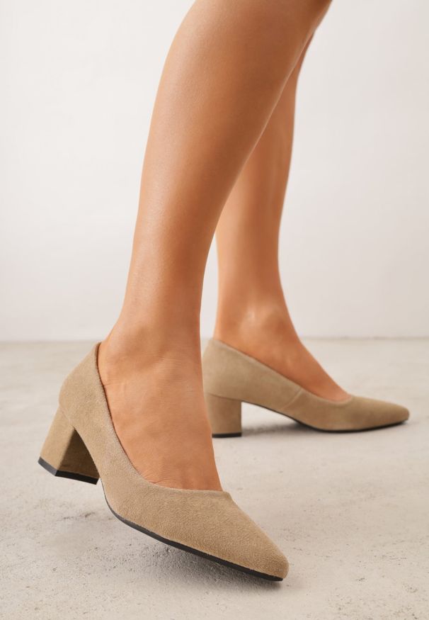 Renee - Ciemnobeżowe Czółenka VICES ze Skóry Naturalnej na Słupku Avanah. Nosek buta: otwarty. Kolor: beżowy. Materiał: skóra. Obcas: na słupku. Wysokość obcasa: średni