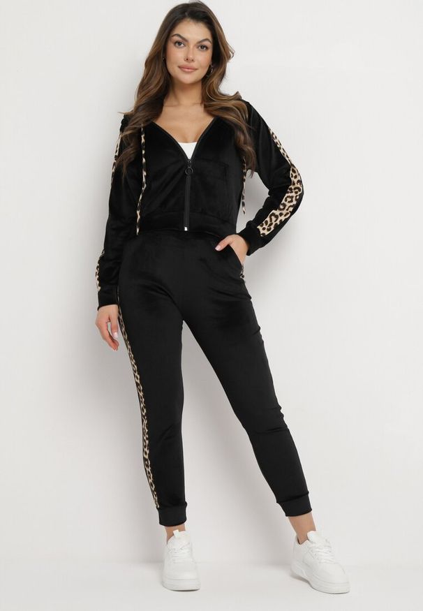Born2be - Czarny Welurowy Komplet Dresowy z Panterkowym Lampasem Inare. Kolor: czarny. Materiał: welur, dresówka