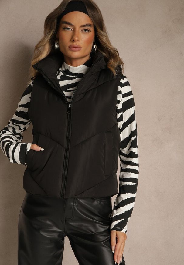 Renee - Czarna Pikowana Kamizelka Casual z Kapturem Olanissa. Okazja: na co dzień. Typ kołnierza: kaptur. Kolor: czarny. Materiał: poliester. Styl: casual