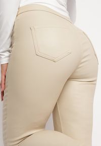 Born2be - Jasnobeżowe Spodnie Skinny z Imitacji Skóry Stana. Stan: podwyższony. Kolor: beżowy. Materiał: skóra