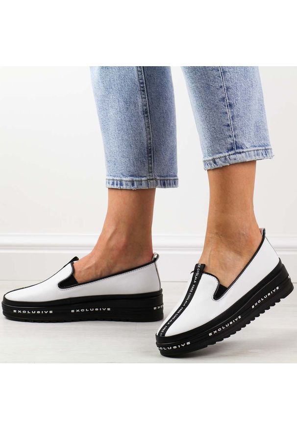 Białe półbuty damskie na platformie S.Barski 260. Kolor: biały. Materiał: skóra. Szerokość cholewki: normalna. Sezon: jesień, wiosna, lato. Obcas: na platformie. Styl: klasyczny