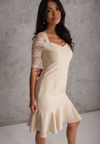 Renee - Beżowa Sukienka VICES o Taliowanym Kroju z Rękawami z Koronki Metirei. Kolor: beżowy. Materiał: koronka. Wzór: koronka. Styl: elegancki #6