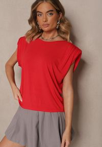 Renee - Czerwona Bluzka z Wiskozy z Ozdobnymi Ramionami Mavienne. Okazja: na co dzień. Kolor: czerwony. Materiał: wiskoza. Styl: klasyczny, casual, elegancki #4