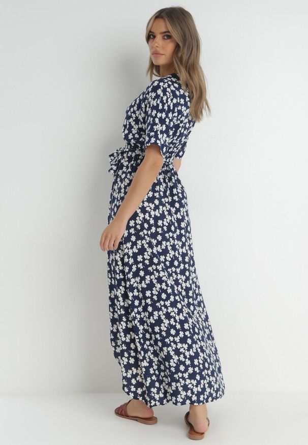 Born2be - Granatowa Sukienka Achanie. Typ kołnierza: dekolt w serek. Kolor: niebieski. Materiał: materiał, wiskoza. Długość rękawa: krótki rękaw. Typ sukienki: asymetryczne, kopertowe. Długość: maxi