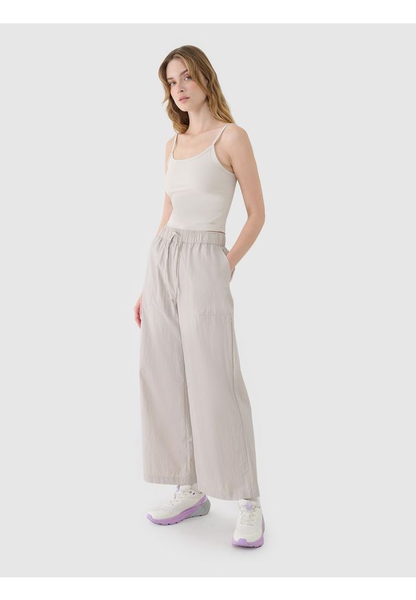 4f - 4F Spodnie casual z szerokimi nogawkami damskie - beżowe XL. Okazja: na co dzień. Kolor: beżowy. Materiał: materiał, tkanina, syntetyk. Styl: casual