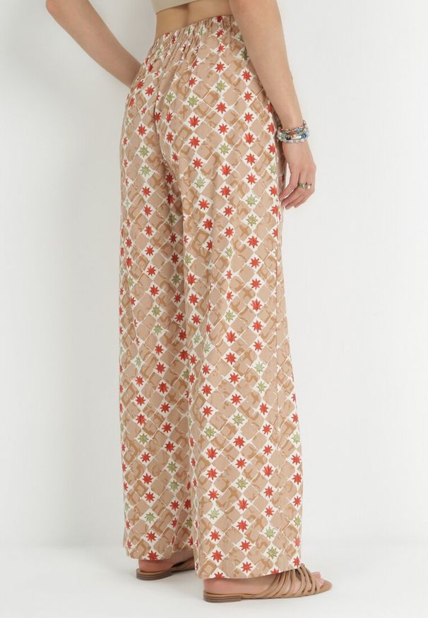 Born2be - Beżowe Szerokie Spodnie Bawełniane w Fantazyjny Nadruk Miia. Okazja: na co dzień. Kolor: beżowy. Materiał: bawełna. Długość: długie. Wzór: nadruk. Styl: elegancki, casual