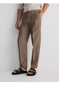 Reserved - Spodnie chino regular z lnem - brązowy. Kolor: brązowy. Materiał: len #1