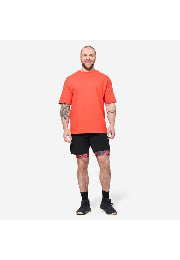 DOMYOS - Koszulka z krótkim rękawem męska Domyos Gym & Pilates. Kolor: pomarańczowy. Materiał: tkanina, elastan, materiał, prążkowany, bawełna. Długość rękawa: krótki rękaw. Długość: krótkie. Sport: joga i pilates