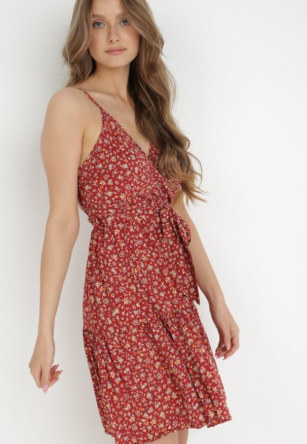 Born2be - Bordowa Sukienka z Wiskozy Eudaia. Typ kołnierza: dekolt kopertowy. Kolor: czerwony. Wzór: aplikacja, kwiaty. Typ sukienki: rozkloszowane, kopertowe. Materiał: wiskoza. Długość rękawa: na ramiączkach. Sezon: lato. Styl: wakacyjny. Długość: mini