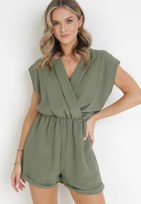 Born2be - Ciemnozielony Kombinezon z Krótkimi Nogawkami i Kopertowym Dekoltem z Wiskozy Polisse. Kolor: zielony. Materiał: wiskoza. Długość: krótkie. Sezon: wiosna, lato #1
