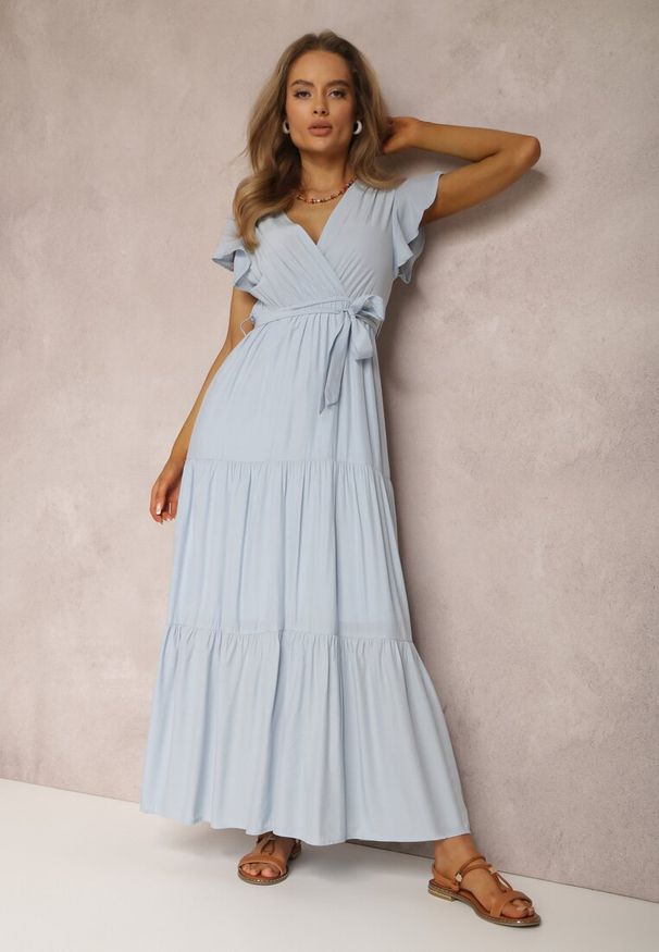 Renee - Jasnoniebieska Sukienka Tantysus. Okazja: na co dzień. Typ kołnierza: kołnierz z falbankami. Kolor: niebieski. Wzór: jednolity, gładki. Typ sukienki: proste, kopertowe. Materiał: materiał. Długość rękawa: krótki rękaw. Sezon: lato. Styl: casual. Długość: maxi