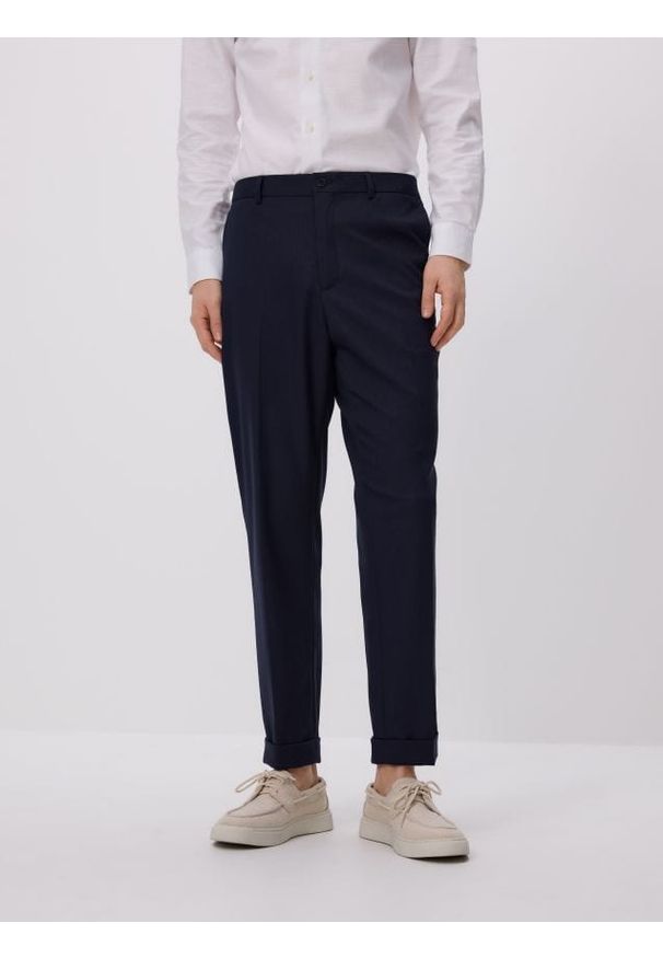 Reserved - Spodnie garniturowe z wiskozą - granatowy. Kolor: niebieski. Materiał: wiskoza