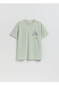 Reserved - T-shirt comfort z nadrukiem na plecach - jasnozielony. Kolor: zielony. Materiał: dzianina, bawełna. Wzór: nadruk #1