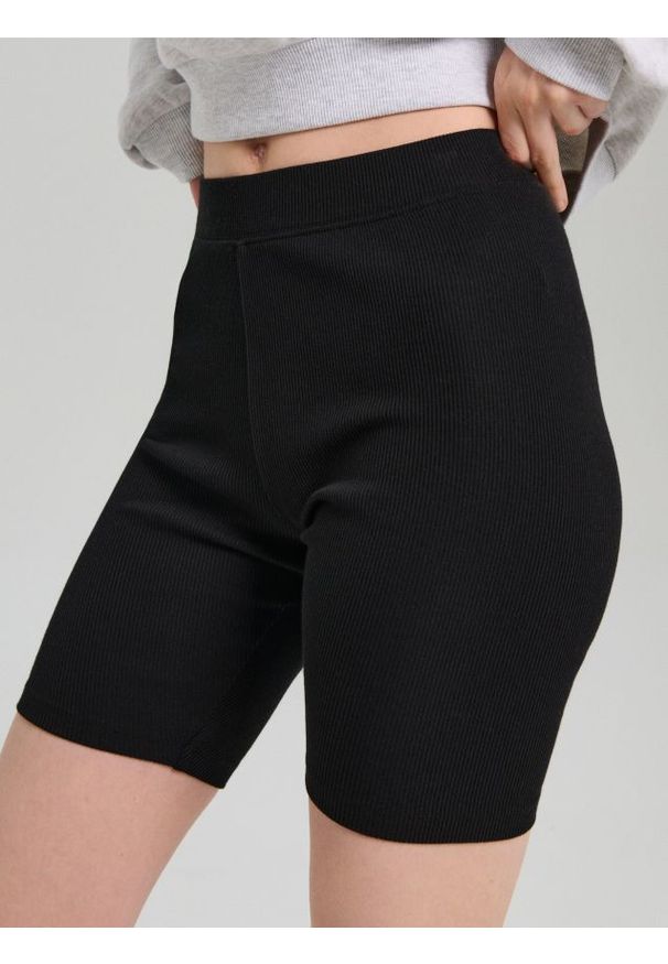 Sinsay - Prążkowane szorty kolarki z bawełną - czarny. Kolor: czarny. Materiał: prążkowany, bawełna