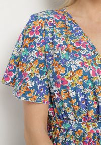 Born2be - Niebieska Rozkloszowana Sukienka w Kwiaty z Kopertowym Dekoltem Plisowana Lanasira. Kolor: niebieski. Wzór: kwiaty. Typ sukienki: kopertowe #5