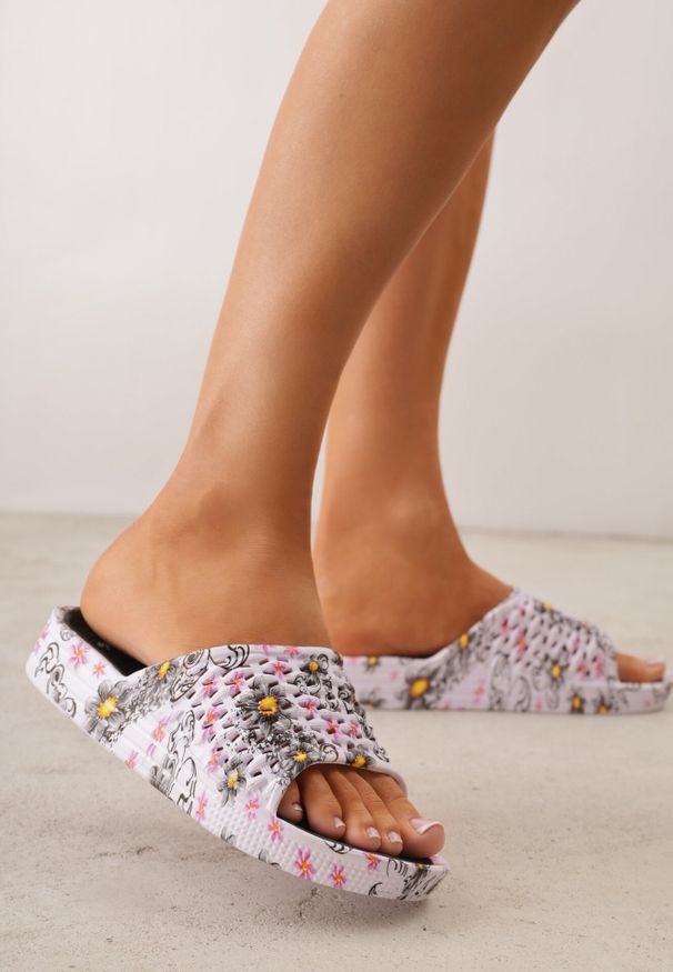 Born2be - Czarne Klapki Basenowe w Kwiatowy Wzór z Perforacją Pertumal. Okazja: na co dzień, na spacer. Kolor: czarny. Materiał: dzianina, jeans, dresówka. Wzór: kwiaty. Sezon: lato. Styl: wakacyjny, casual, elegancki