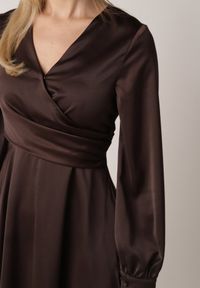 Born2be - Brązowa Satynowa Sukienka VICES z Bawełny o Kopertowym Kroju Glanita. Okazja: na co dzień. Kolor: brązowy. Materiał: satyna, bawełna. Typ sukienki: kopertowe. Styl: casual, klasyczny #6