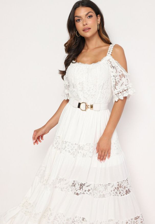 Born2be - Biała Rozkloszowana Wiskozowa Sukienka na Ramiączkach z Koronką Lerika. Okazja: na co dzień. Kolor: biały. Materiał: wiskoza, koronka. Długość rękawa: na ramiączkach. Wzór: koronka. Typ sukienki: rozkloszowane. Styl: casual, elegancki