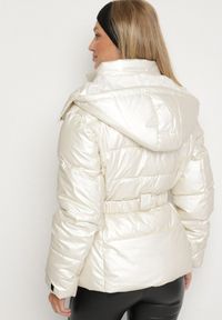 Born2be - Biała Pikowana Kurtka Zimowa z Paskiem z Klamerką w Stylu Retro Alorisse. Okazja: na co dzień. Kolor: biały. Materiał: jeans. Sezon: zima. Styl: retro #3