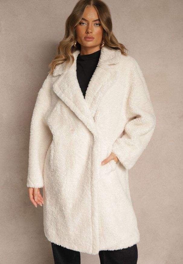 Renee - Biały Płaszcz Teddy o Dwurzędowym Kroju Oversize Azzena. Okazja: na spacer, na co dzień. Typ kołnierza: golf. Kolor: biały. Materiał: jeans. Styl: casual