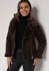 Born2be - Brązowa Kurtka Biker z Imitacji Zamszu z Futrzanymi Mankietami i Kołnierzem Awedine. Okazja: na co dzień. Kolor: brązowy. Materiał: futro, zamsz. Sezon: zima, jesień. Styl: casual, klasyczny #2