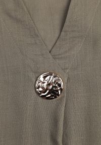 Renee - Ciemnobeżowa Bluzka z Lnem i Wiskozą o Nietoperzowym Kroju z Krótkim Rękawem Herira. Okazja: na co dzień. Typ kołnierza: dekolt w serek. Kolor: beżowy. Długość: krótkie. Wzór: aplikacja. Materiał: wiskoza, len. Długość rękawa: krótki rękaw. Sezon: lato. Styl: elegancki, casual #6